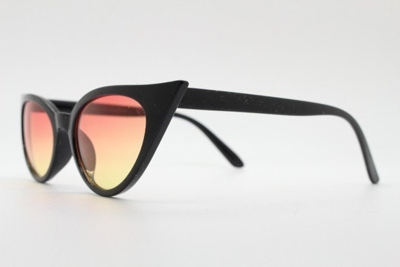 Y2K vintage pointed cat eye sunglasses. Womens bl… - image 6