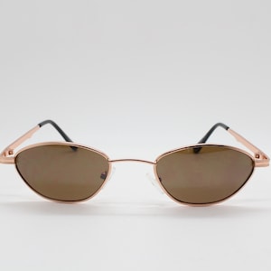 Lunettes de soleil angulaires vintage des années 90 à profil bas. Petite monture minimaliste en métal doré rose avec verres marron, non utilisée. TN-O.