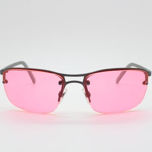 Y2K vintage half frame visor sunglasses. Semi rimless 2000&#39;s vivd pink lens on a gunmetal brow with frosted arms. Unused 00&#39;s NOS