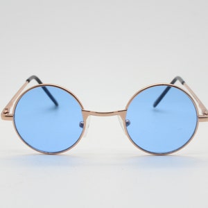 Lunettes de soleil rondes vintage des années 90 pour enfants. Monture en métal doré rose avec verres bleu ciel. Enfants. John Lennon. TN-O.