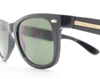 Gafas de sol BCBG Max Azria de diseño vintage estilo wayfarer. El clásico formato de carey, con montura lisa negra brillante y lentes verdes.