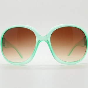 Y2k vintage oversized womens sunglasses. Big and bold 70s design in a transparent green frame with well matched brown lenses. Rave 2000s