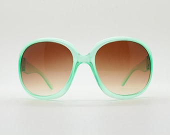 Y2k vintage oversized womens sunglasses. Big and bold 70s design in a transparent green frame with well matched brown lenses. Rave 2000s