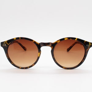 90s vintage small round sunglasses. 30s, 20s style gloss tortoise frame with warm brown lenses. BNWT