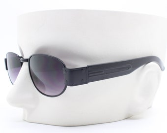 Gafas de sol vintage de perfil bajo de los 90. Montura rectangular negra con patillas negras gruesas y lentes graduadas. BNWT sin usar.