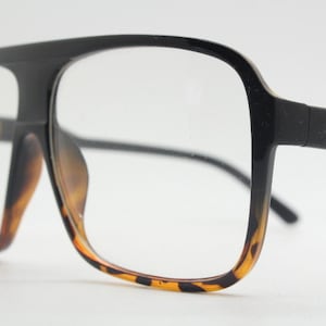 Y2K quadratische Vintage Pilotenbrille. Schwarze Brillenfassungen mit klaren Gläsern in der Farbe Tortoise. Flieger. Korrekte Brille