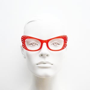 Gafas de ojo de gato Agent Provocateur, fabricadas en Japón por Linda Farrow. Montura roja con tachuelas. Luxe Gallery Projects. Vintage. Conjunto completo NOS.