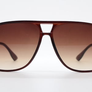 Y2K vintage square aviator sunglasses. Classic 70s design aviators in plain brown gloss frame with graduating lenses. Teardrop, Unused NOS