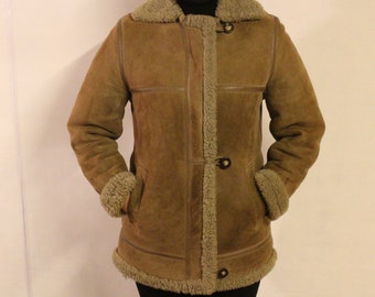 90s vintage beige fitted genuine sheepskin jacket made in England. Double fronted with zip and buttons. Women's shearling three quarter coat