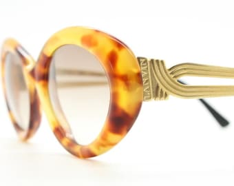 Lanvin jaren 90 vintage dikke ovale zonnebril gemaakt in Frankrijk. Gevlekt honingbruin acetaat jaren 60 ontwerp met gedetailleerde armen en lichtgekleurde lenzen