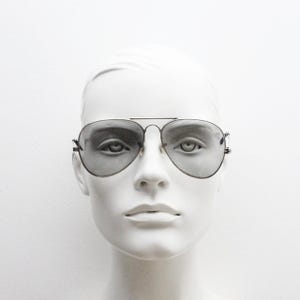 70s vintage aviator sunglasses. Optimal shape classic pilot aviators in a silver metal frame with light tone real glass lenses. Teardrop,