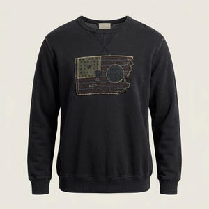 Ralph Lauren Polo Jeans Co. vintage-tröja. Svart rundhalsad tröja med slitet amerikanskt flaggmärke. Rundhalsad tröja
