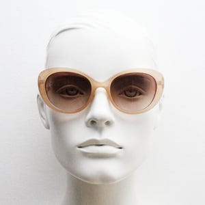 Oliver Bonas Vintage Y2K oval cat eye sunglasses. 2000s womens beige cateye with well matched graduating Havana brown lenses. NOS