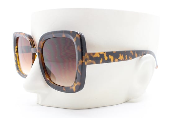 Y2K Vintage Oversized Square Sunglasses. Women display picture 1