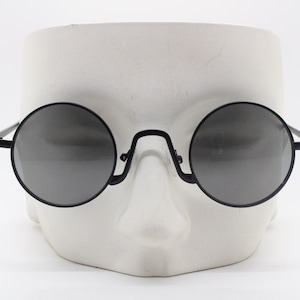 Petites lunettes de soleil ovales vintage des années 90. Imposante monture noire minimaliste de style victorien avec des verres gris foncé. Steampunk. BNWT inutilisé
