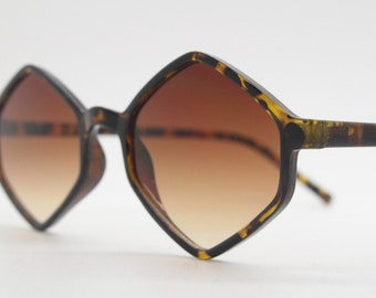 90s vintage diamond hexagon sunglasses. 6 sided tortoise gloss frame with graduating lenses. Unused NOS