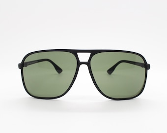 Y2K vintage square aviator sunglasses. Classic 70s style aviators in black rubber frame with green lenses. Teardrop, BNWT unused