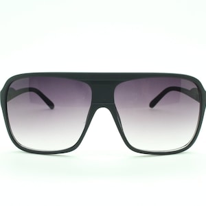Y2K vintage square aviator sunglasses. Classic 70s style aviators in black rubber frame with graduating lenses. Teardrop, NOS