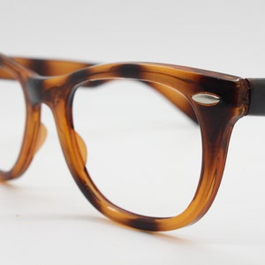 80s vintage wayfarer design glasses. All time classic optical frames in bumblebee colours. 40s 60s style prescription eyeglasses. Spectacles