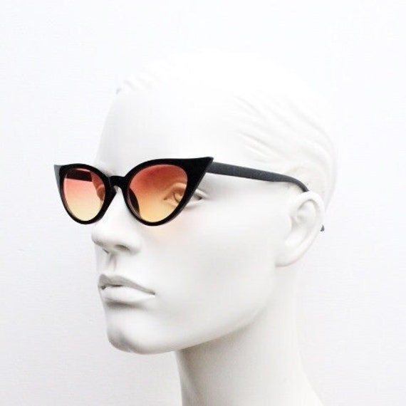 Y2K vintage pointed cat eye sunglasses. Womens bl… - image 2