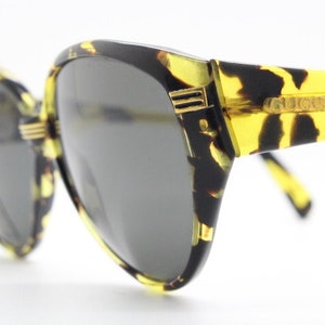 Gucci 90s vintage large oval sunglasses model 2135 made in Italy. Vibrant amber and mottled brown bug eye. NOS