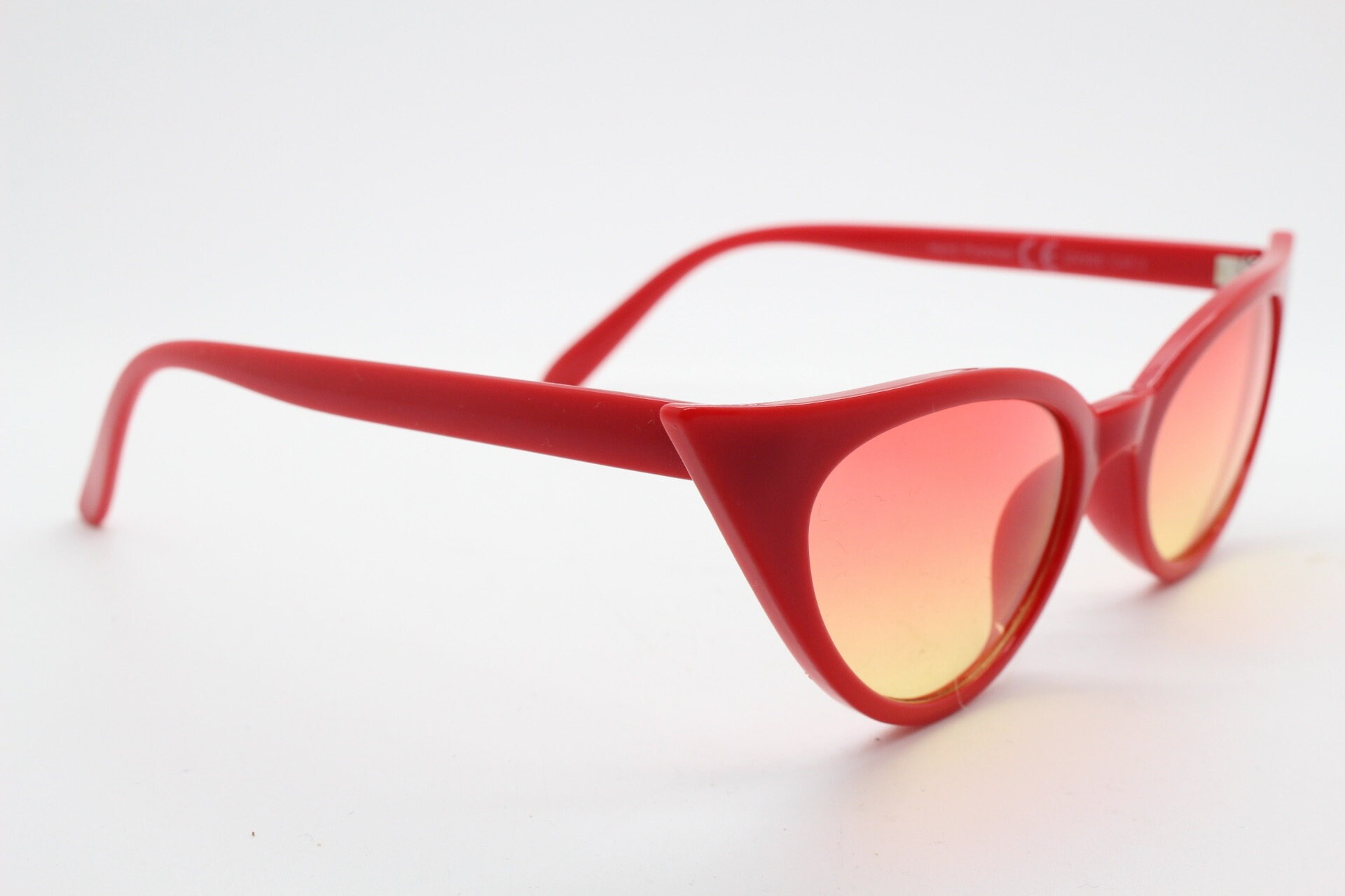 Y2K Vintage Pointed Cat Eye Sunglasses. Red Slender Frame  display picture 2