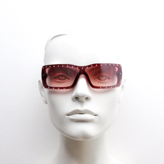 Y2K Vintage Schild Sonnenbrille mit Diamanten. Rote Wrap-Around-Mini-Maske  mit gebogenen Mono-Linsen. 2000er Jahre unbenutzt NOS. Visier - .de