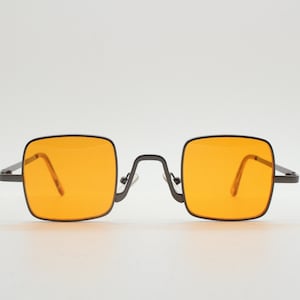Petites lunettes de soleil carrées vintage des années 90. Imposante monture minimaliste de style victorien en métal brun bronze avec verres orange vif. Steampunk. NSA
