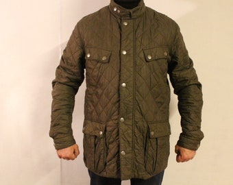 Barbour vintage quilted three quarter length 4 pocket round neck jacket. Khaki green M65 design with stamped stud buttons. Size L