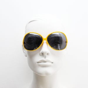 70s vintage round upside down sunglasses, Blazing orange oversized frame with plain black lenses. Unused BNWT. 80s. Rave bug eye. NOS