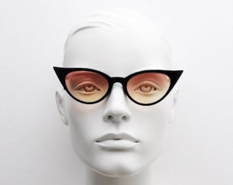 Y2K vintage pointed cat eye sunglasses. Womens black slender 50s design frame with pink to yellow ombre lenses. Rockabilly bad girl pin up