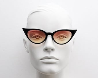 Lunettes de soleil oeil de chat pointues vintage de l'an 2000. Monture noire années 50 pour femme avec verres dégradés roses à jaunes. Pin-up rockabilly bad girl