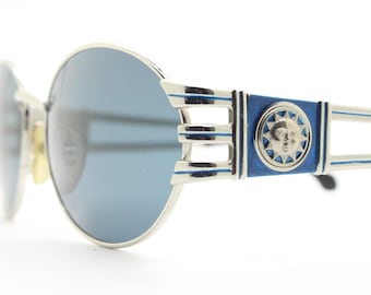 Owalne, metalowe okulary przeciwsłoneczne Sunsweet z lat 90., vintage, wyprodukowane we Włoszech. Wyrazisty, ozdobny design zauszników z klasycznymi, srebrnymi, chromowanymi oprawkami. NOS