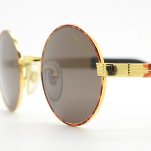 Optical City occhiali da sole vintage piccoli rotondi sottodimensionati made in Italy anni '90. Bellissimo motivo tigre metallico su cornice riprodotta di qualità degli anni '20. NO
