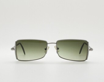 Exte rectangular 90s vintage sunglasses made in Italy. Grey chrome low profile frame with graduating green lenses