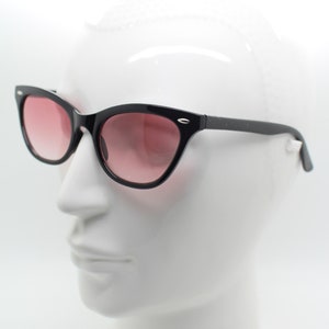 Vintage 90er Jahre Katzenaugen Sonnenbrille. Damen Cateye schwarze Brillenfassung mit rot abgestuften Gläsern. 50er Jahre Stil Rockabilly, pin up. Katzenauge