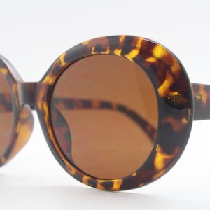 Y2k vintage oversized round sunglasses. Women&#39;s big 60s mod style tortoise frame with amber gradient lenses. Unused BNWT. Clout goggles