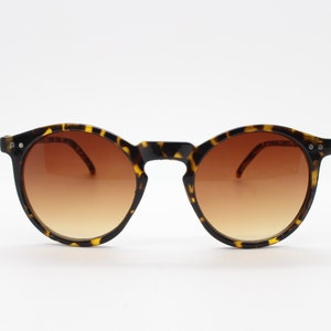 Lunettes rondes vintage des années 90. Monture écaille brillante de style années 30 et 20 avec verres noirs contrastants. SAI