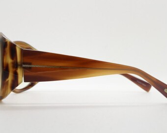 Oliver Peoples Vintage Y2K Wrap Around Sunglasses Model  display picture 1