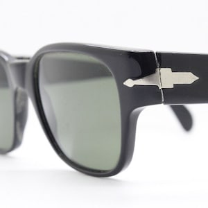Persol 60er Jahre Vintage Sonnenbrille. Klassisches Design aus schwarzem glänzenden Acetat mit echten grünen Glaslinsen