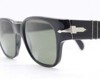 Persol 60s vintage sunglasses. Classic definitive design in black gloss acetate with real green glass lenses