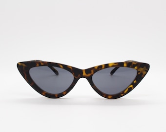 Gafas de sol vintage de ojos de gato puntiagudas de los años 90. Cara de gato de marco de tortuga estilo mujer de los años 50 en un acabado de goma. Rockabilly fija el ojo de los gatos. BNWT