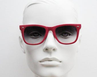 Gafas de sol vintage estilo wayfarer Y2K. Diseño clásico de todos los tiempos en rosa brillante con lentes negras ahumadas graduadas. Excelente estado (nuevo).
