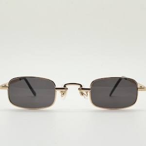 Gafas de sol rectangulares pequeñas vintage de los 90. Imponente montura minimalista de metal dorado de estilo victoriano con lentes negras. Steampunk. BNWT sin usar.