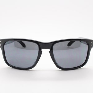 Y2K vintage Sonnenbrille in rechteckiger Form. Großer geschwungener schwarzer Herrenrahmen mit dunkelgrauen Gläsern. nr