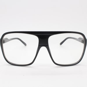 Y2K quadratische Vintage Pilotenbrille. 70er Jahre Design in schwarzer Glanzoptik. Herren Pilotenbrille mit klaren Gläsern. Korrekte Brille. nr