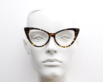 Pointed cat eye glasses. Tortoise vintage clear lens optical frames. Y2K womens prescription eyeglasses. 50s design rockabilly spectacles