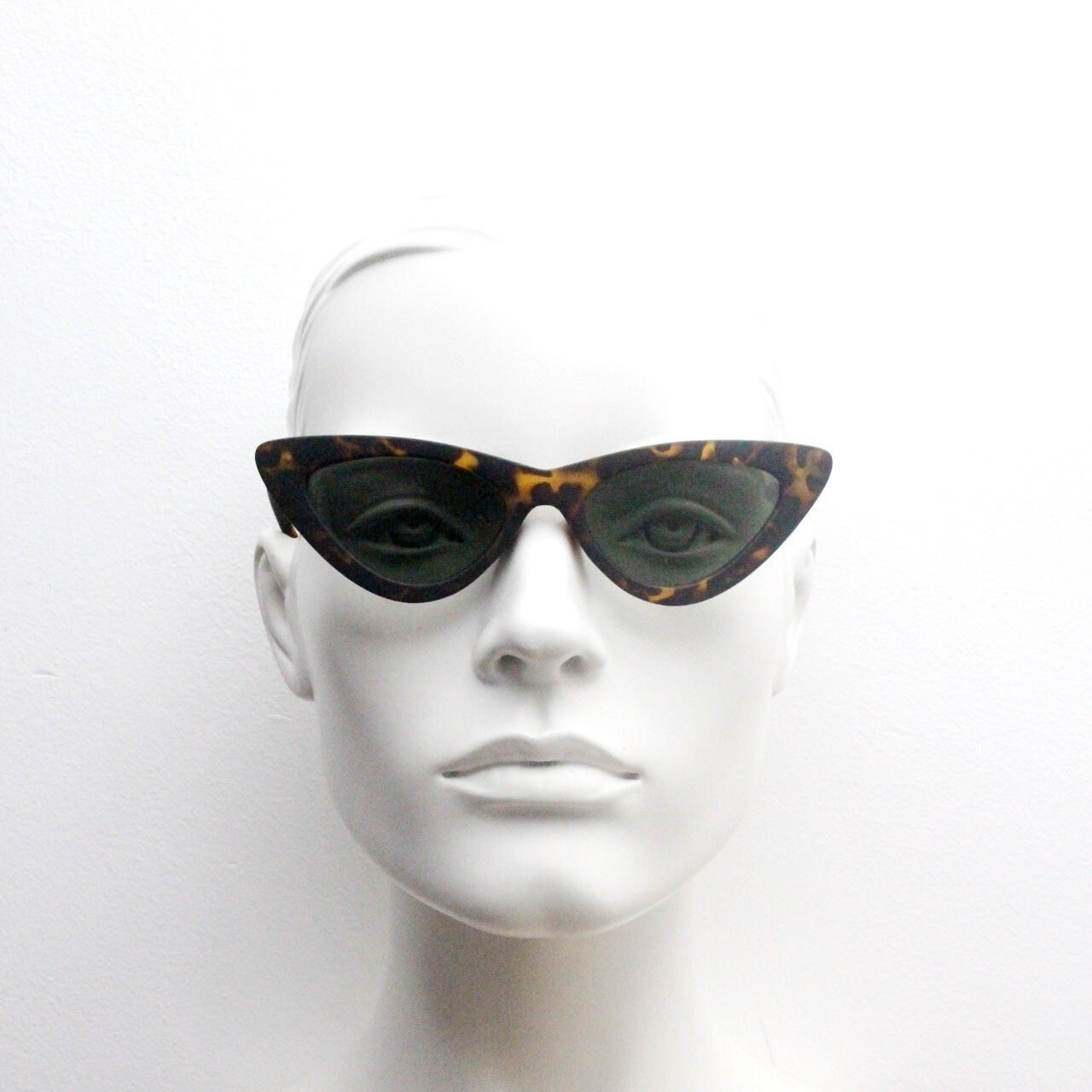 Vintage Y2K Pointed Cat Eye Sunglasses. Womens Stylised 