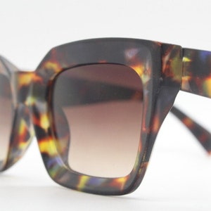 Y2K vintage thick cateye sunglasses. Womens autumnal tortoise coloured big arm cat eye frame with Havana brown gradient lenses. NOS