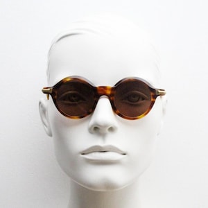 Samco 90s vintage round sunglasses made in Italy. Classical small sized 30s design in honey tortoise frame with protruding sides. NOS